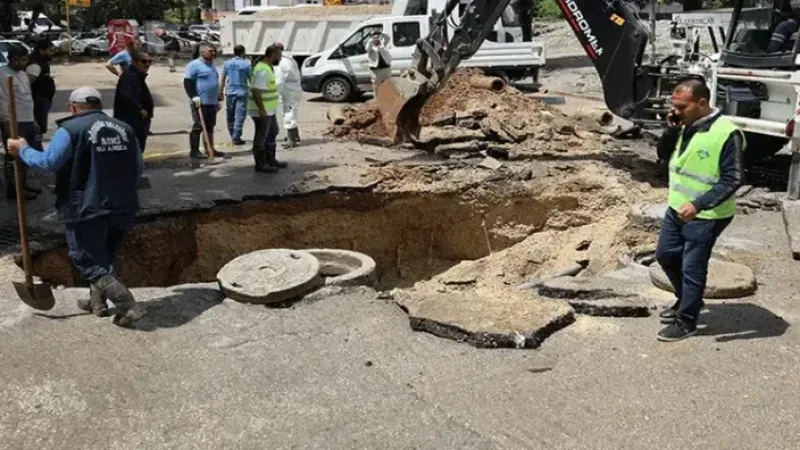 PINAR MAHALLESİNDE YAAĞIŞLARDAN YOL ÇÖKTÜ