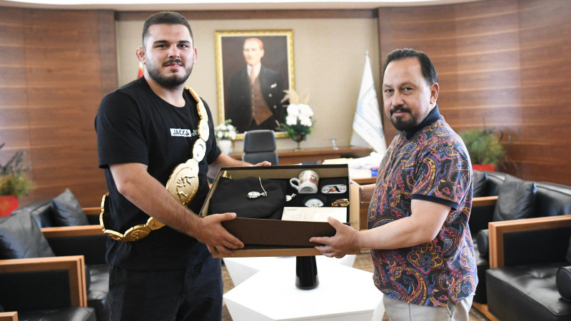 KIZILDAĞ BAŞPEHLİVANI ÇELEBİ’DEN BAŞKAN ULUDAĞ’A ZİYARET