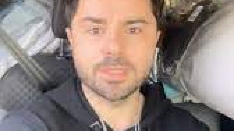 Pop sanatçısı Gökhan Akar Depremzedelerin yanında